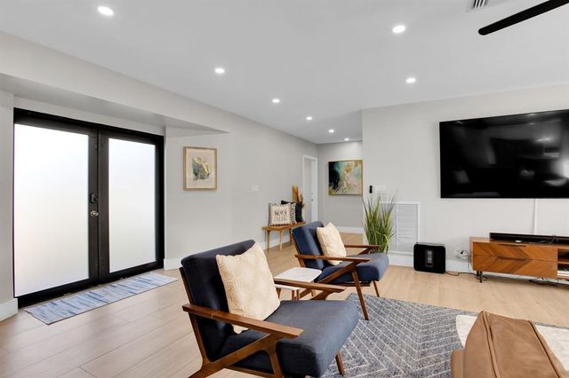 24 Castle Harbor Is, Fort Lauderdale, FL 33308