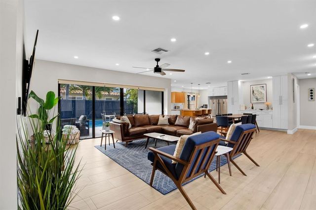 24 Castle Harbor Is, Fort Lauderdale, FL 33308