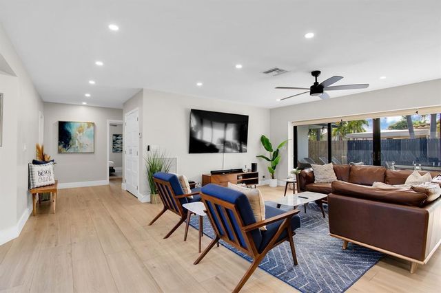 24 Castle Harbor Is, Fort Lauderdale, FL 33308