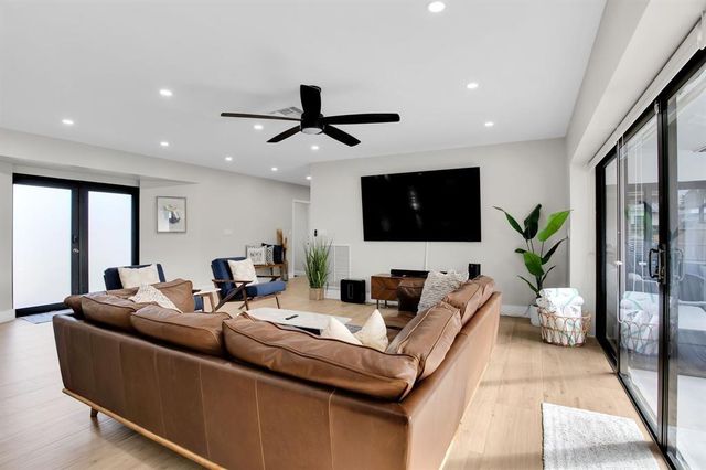 24 Castle Harbor Is, Fort Lauderdale, FL 33308