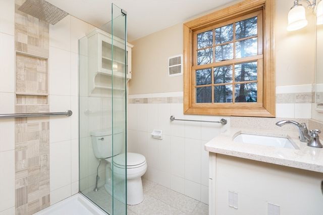 19 Homestead Rd, Lynnfield, MA 01940