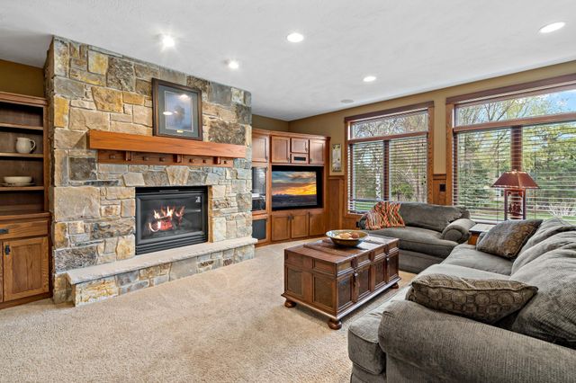 9071 Horizon Drive, Shakopee, MN 55379