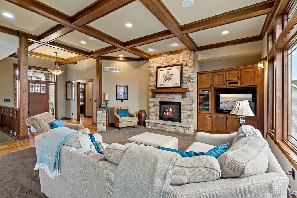 9071 Horizon Drive, Shakopee, MN 55379