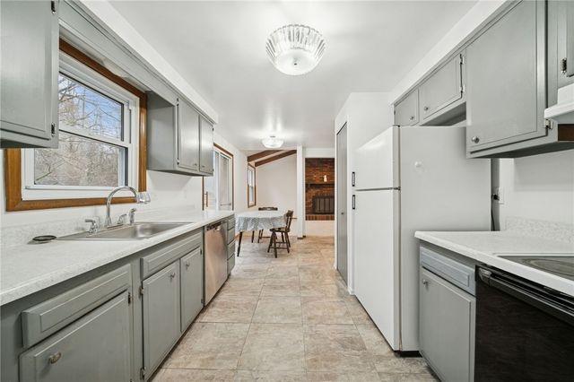 690 Pine Valley Dr, Plum Boro, PA 15239