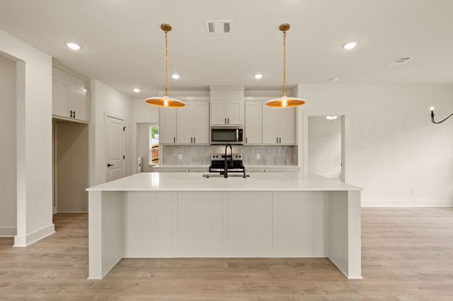 605 Mustang Trail, Granbury, TX 76049