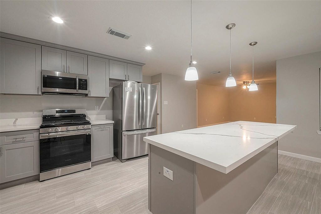 5755 Heron Drive, Houston, TX 77033