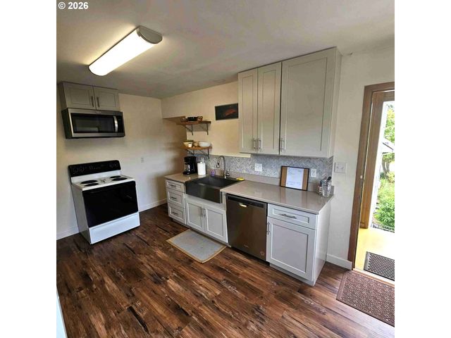 180 SECOND St, Cathlamet, WA 98612