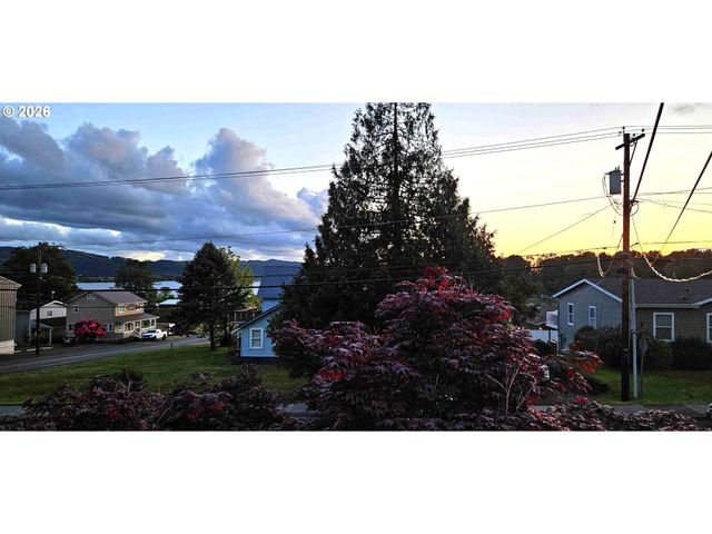 180 SECOND St, Cathlamet, WA 98612