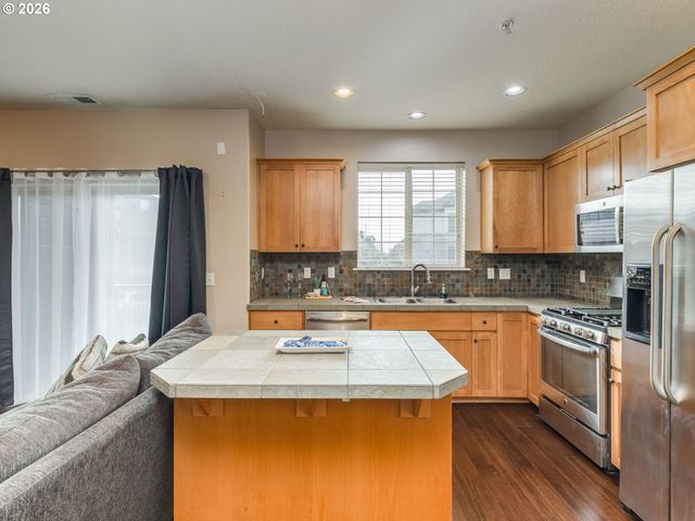 8139 Ne ROCKNE Way, Hillsboro, OR 97006