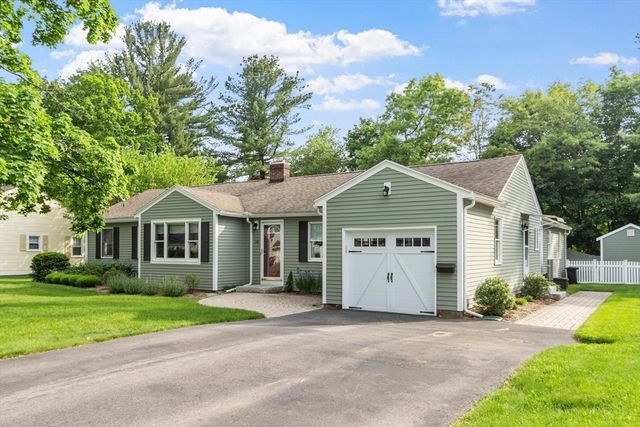 26 Woodlawn Avenue, Chelmsford, MA 01824