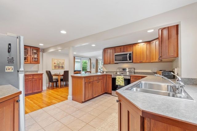 26 Woodlawn Avenue, Chelmsford, MA 01824