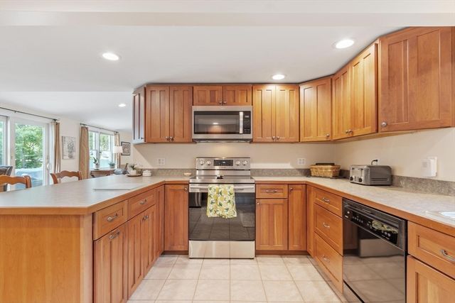 26 Woodlawn Avenue, Chelmsford, MA 01824