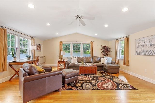 26 Woodlawn Avenue, Chelmsford, MA 01824