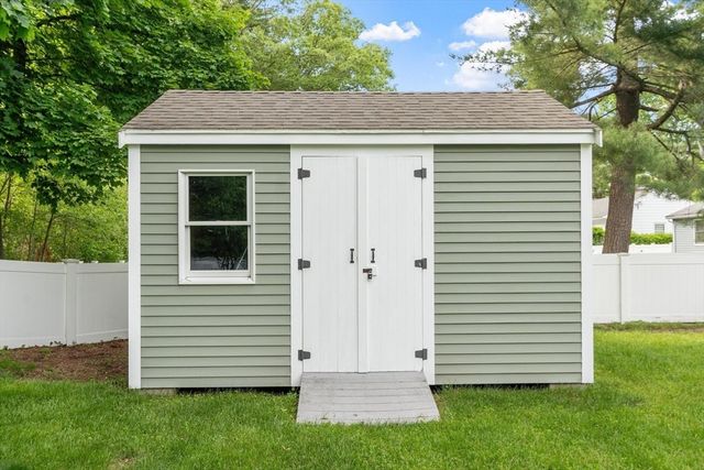 26 Woodlawn Avenue, Chelmsford, MA 01824