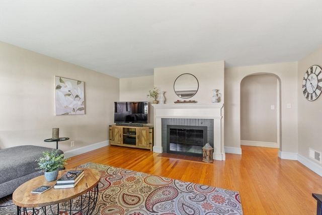 26 Woodlawn Avenue, Chelmsford, MA 01824