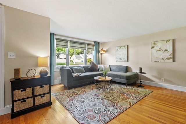 26 Woodlawn Avenue, Chelmsford, MA 01824