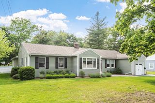26 Woodlawn Avenue, Chelmsford, MA 01824