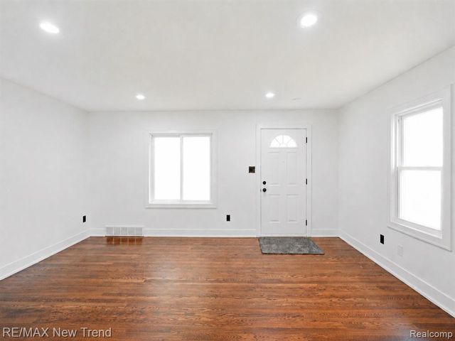 1512 E Maxlow Avenue, Hazel Park, MI 48030
