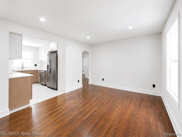 1512 E Maxlow Avenue, Hazel Park, MI 48030