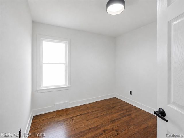 1512 E Maxlow Avenue, Hazel Park, MI 48030