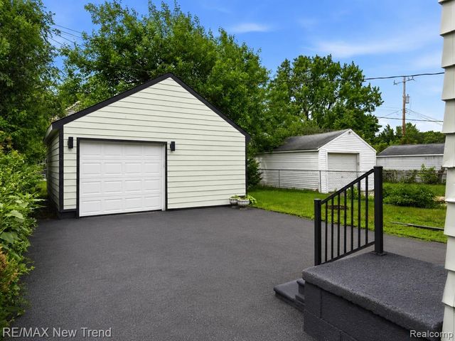 1512 E Maxlow Avenue, Hazel Park, MI 48030