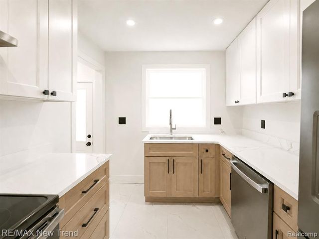 1512 E Maxlow Avenue, Hazel Park, MI 48030