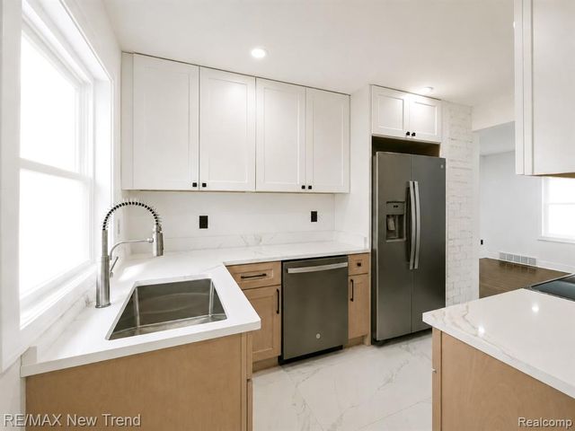 1512 E Maxlow Avenue, Hazel Park, MI 48030