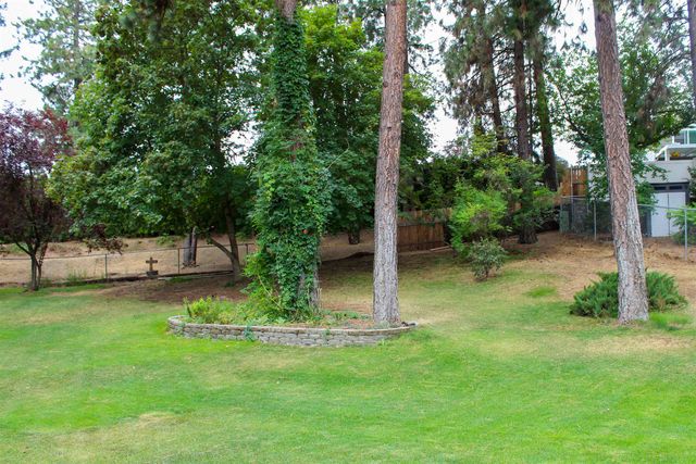 8311 N Greenwood Ct, Spokane, WA 99208