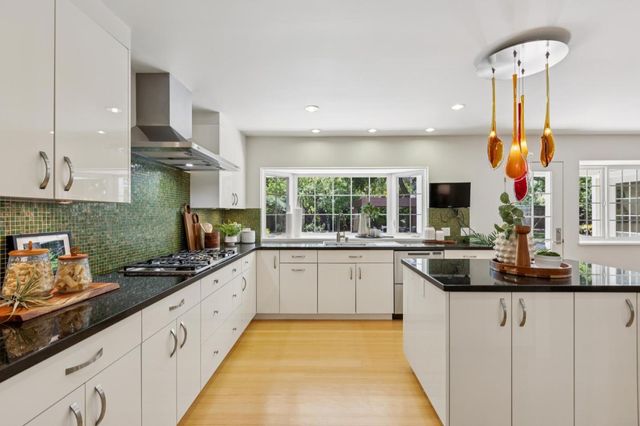 20210 La Paloma Avenue, Saratoga, CA 95070