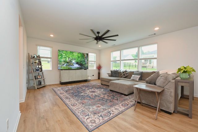 2982 Windstone Trl, Columbia, TN 38401