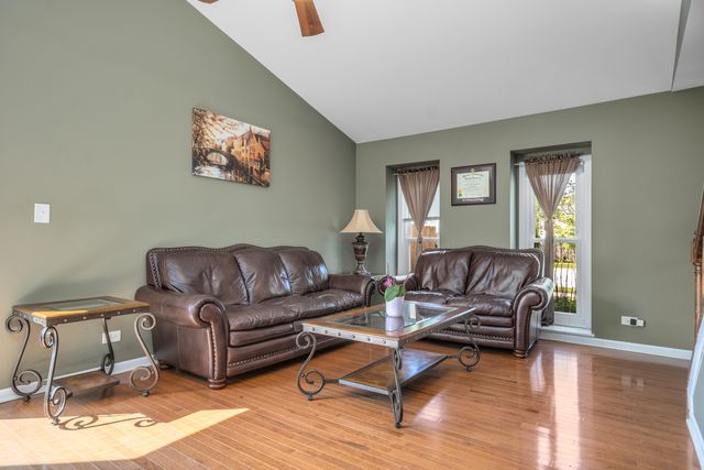 832 Debra Lane, Elk Grove Village, IL 60007