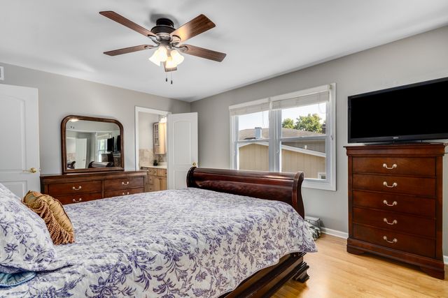 832 Debra Lane, Elk Grove Village, IL 60007