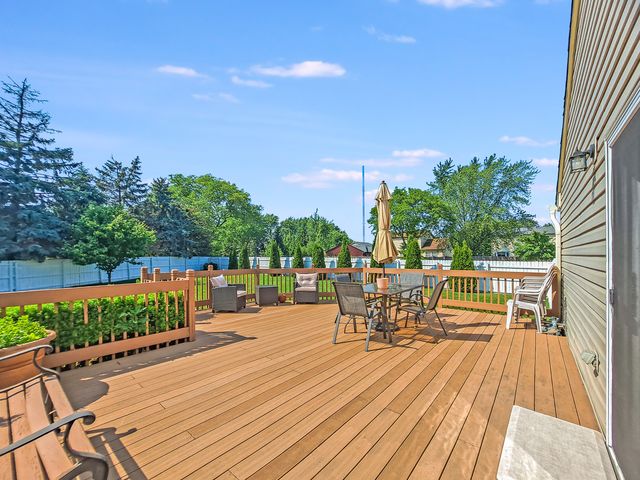 832 Debra Lane, Elk Grove Village, IL 60007