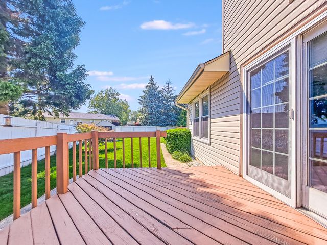 832 Debra Lane, Elk Grove Village, IL 60007