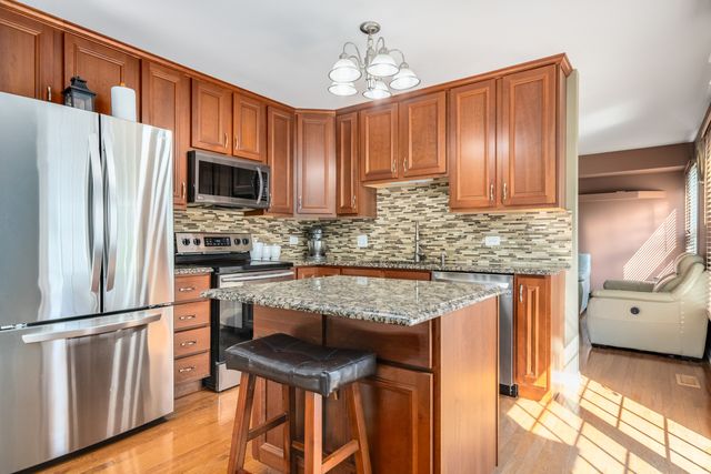 832 Debra Lane, Elk Grove Village, IL 60007
