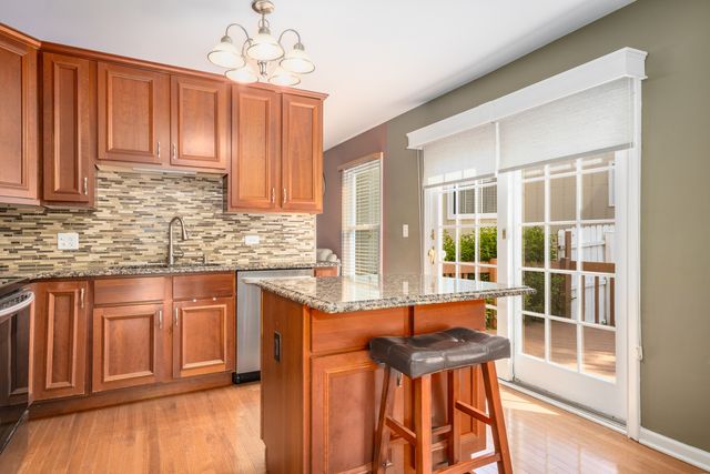 832 Debra Lane, Elk Grove Village, IL 60007