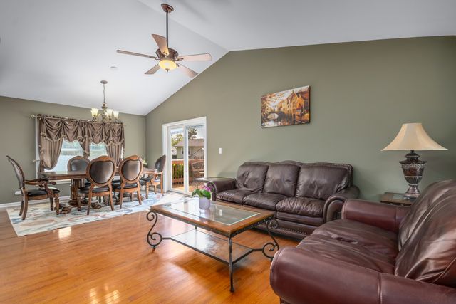832 Debra Lane, Elk Grove Village, IL 60007