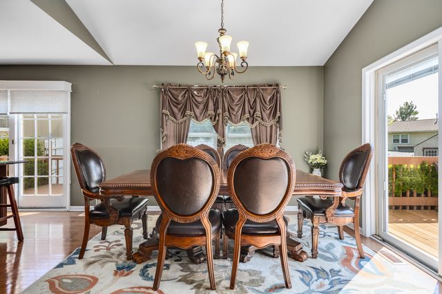 832 Debra Lane, Elk Grove Village, IL 60007