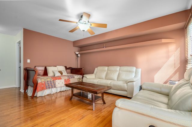 832 Debra Lane, Elk Grove Village, IL 60007