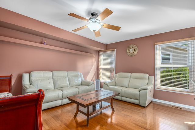 832 Debra Lane, Elk Grove Village, IL 60007