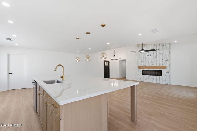 4062 W CHRISTY Drive, Phoenix, AZ 85029