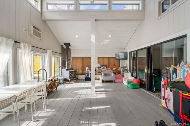 42 Beechwood Park, Poughkeepsie, NY 12601