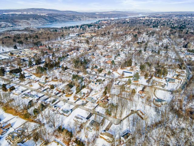 42 Beechwood Park, Poughkeepsie, NY 12601