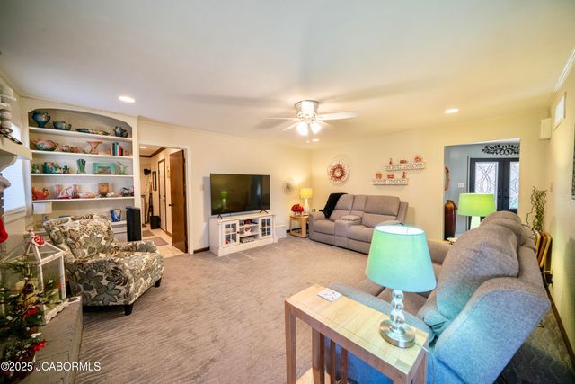 2012 TOWER DRIVE, Jefferson City, MO 65109