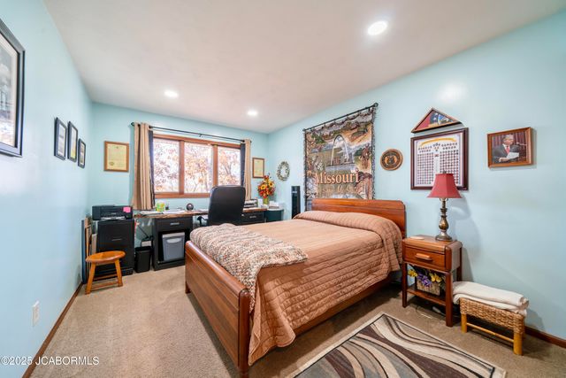 2012 TOWER DRIVE, Jefferson City, MO 65109