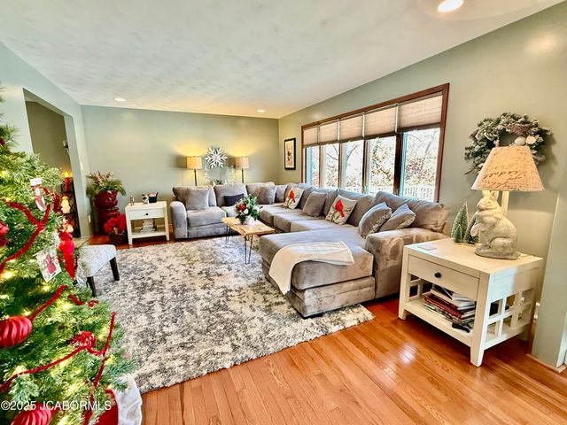 2012 TOWER DRIVE, Jefferson City, MO 65109