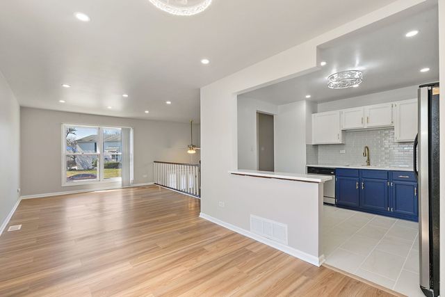 2155 College Drive, Glendale Heights, IL 60139