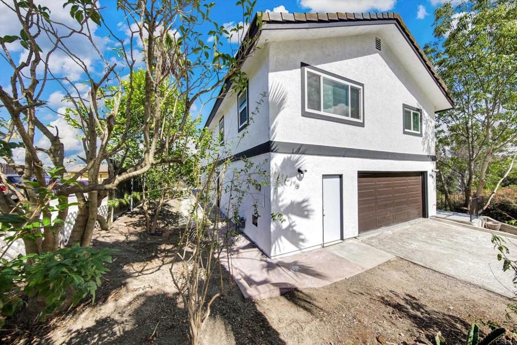 Image 3 of property listing at 8438 Fanita Drive, Santee, CA 92071
