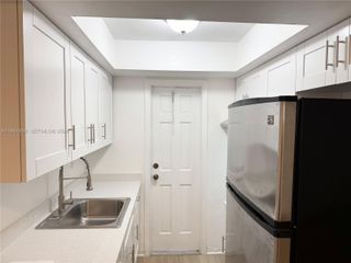 31 NW 163rd St 39, Miami, FL 33169