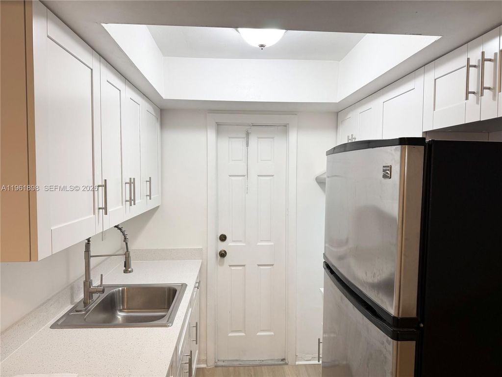 31 NW 163rd St 39, Miami, FL 33169